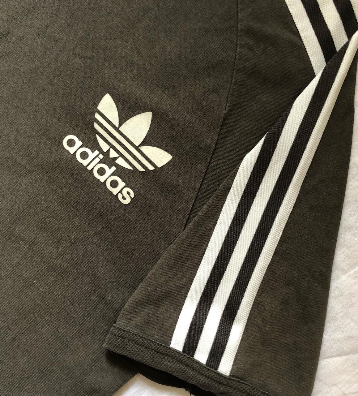 Футболка Adidas на лампасах