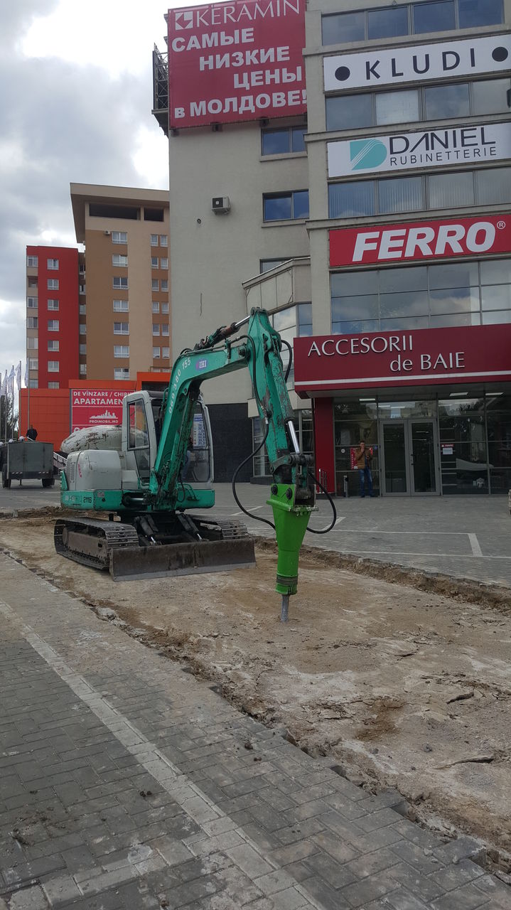 Excavator . gidromolot . miniexcavator. Excavatoare pentru demolari . Demolarea betonului foto 0
