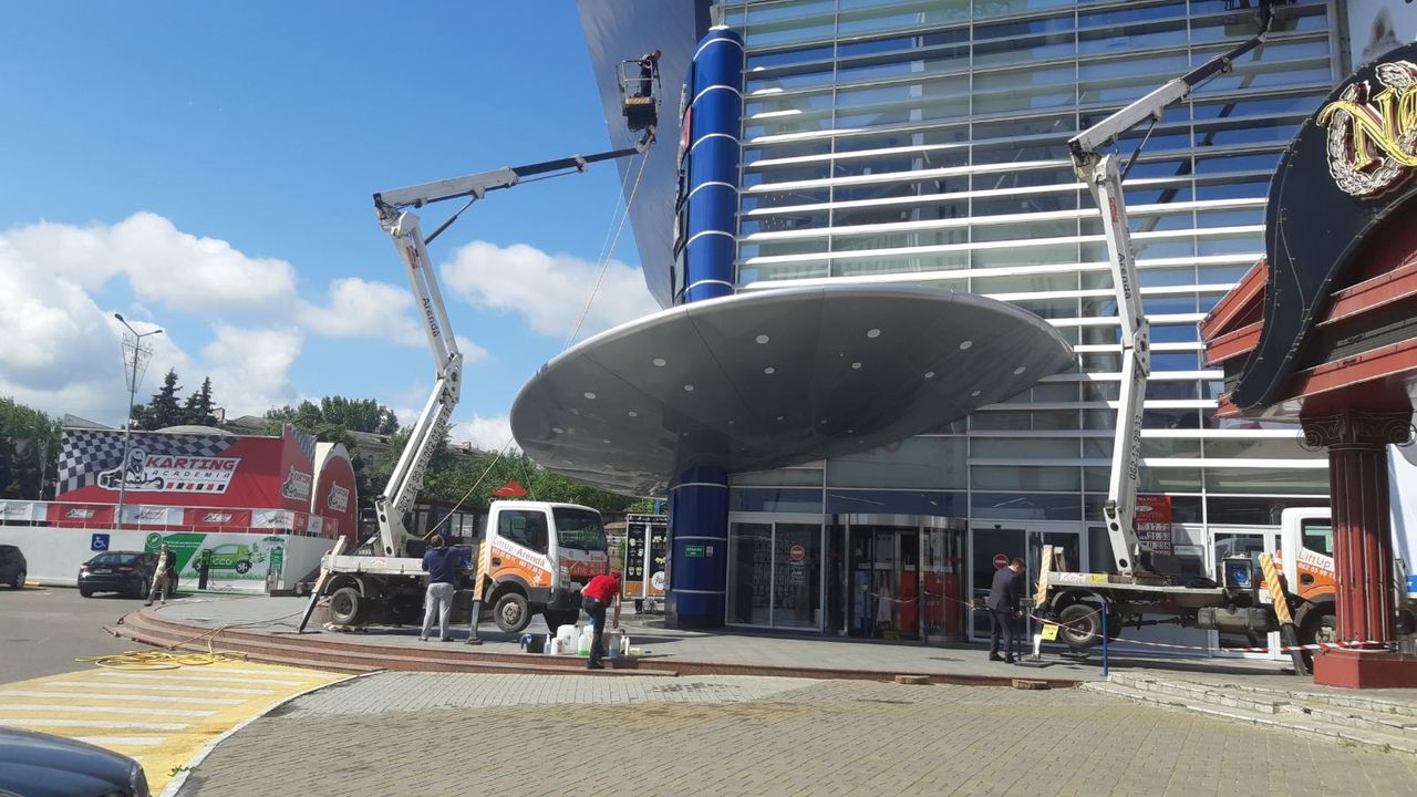 Spalare geamuri si vitrine pentru birouri si spatii comerciale, case , apartamete, vile rezidentiale foto 1