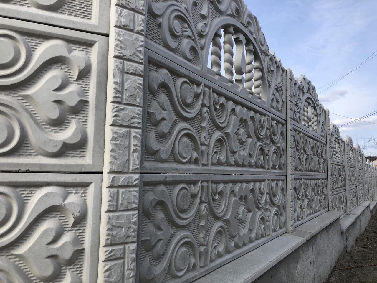 Gard ornamentat din beton neted foto 0