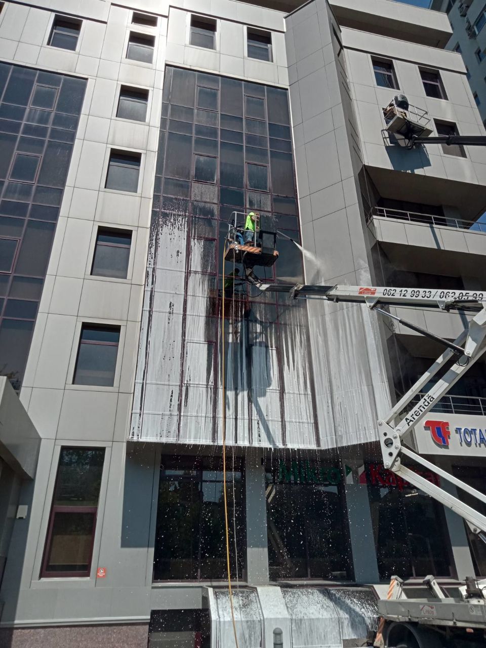 Spălarea faţadelor din sticlă, bond, panouri publicitare,acoperişuri din sticlă cu un sistem unic! foto 3