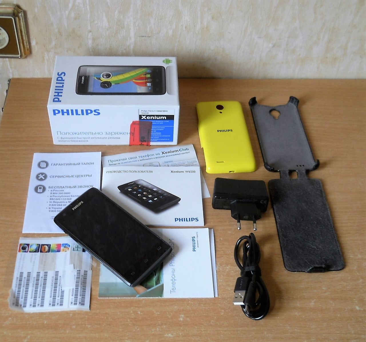 Philips Xenium W6500, в подарок еще один W6500 + чехол, цена 1200 лей...