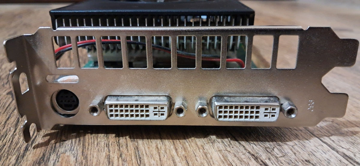 Vând placă video GeForce 9600 GT 512MB 256BIT  GDDR3 — stare bună фото 1