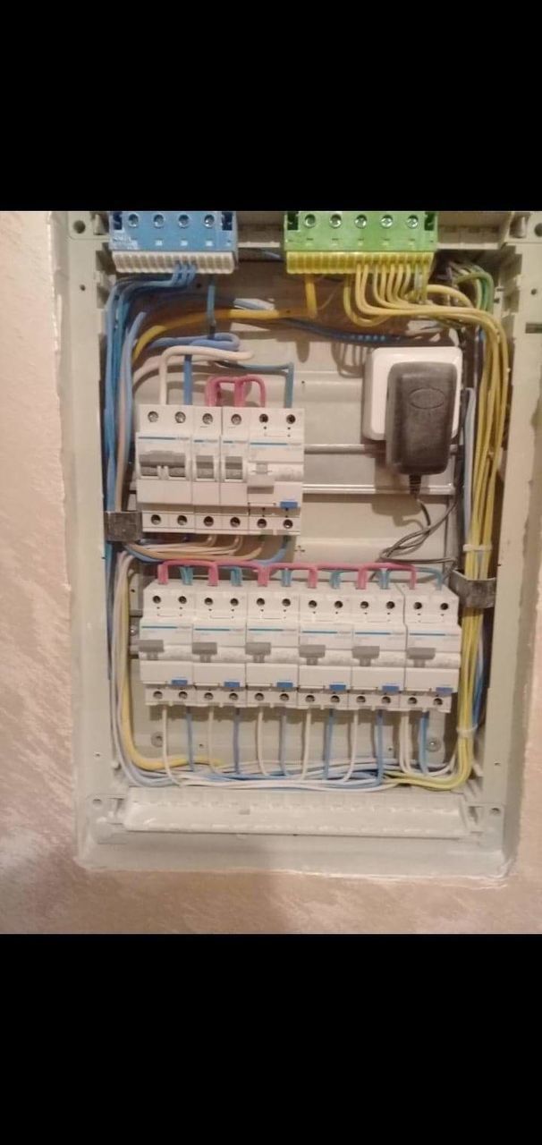 Ofer servicii de electrician 24/24 de urgenta foto 1