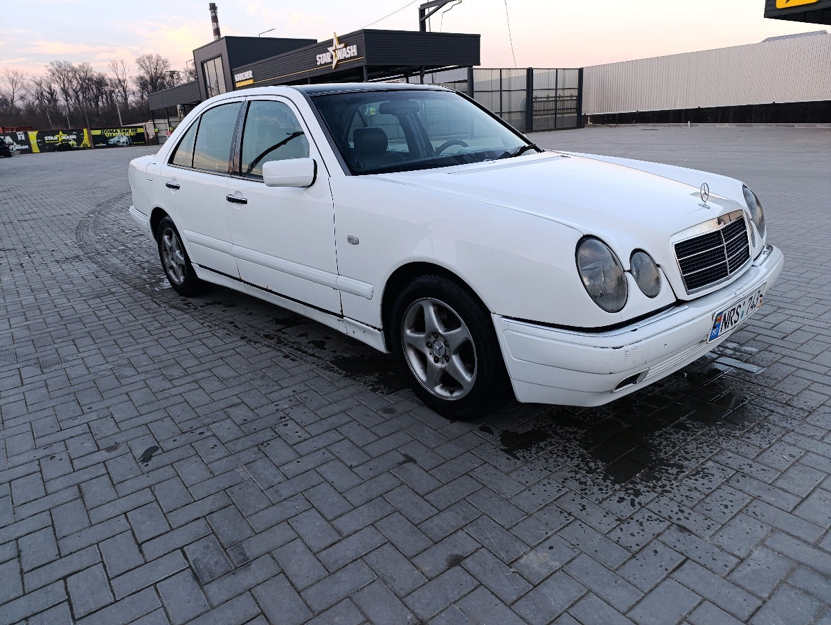 Mercedes E-Class foto 1