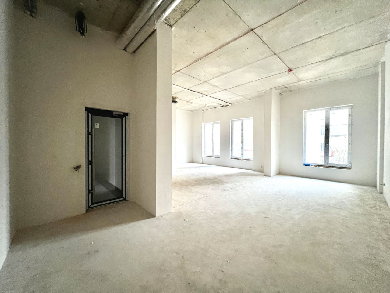 Spațiu comercial/Коммерческая площадь 57.6 m2; Centru foto 1