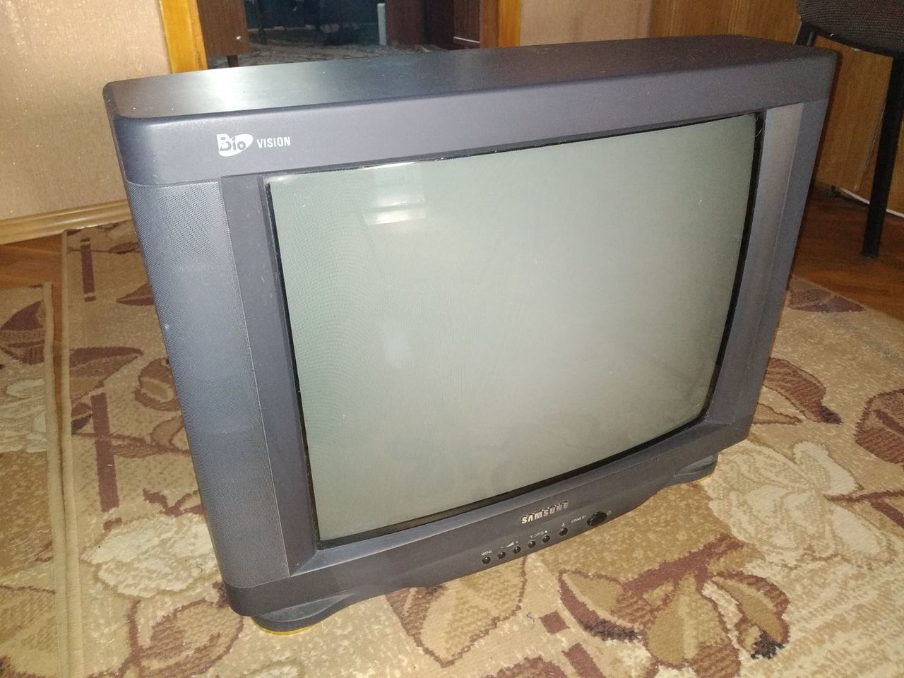 Samsung (диагональ 55 сm) . 450 лей