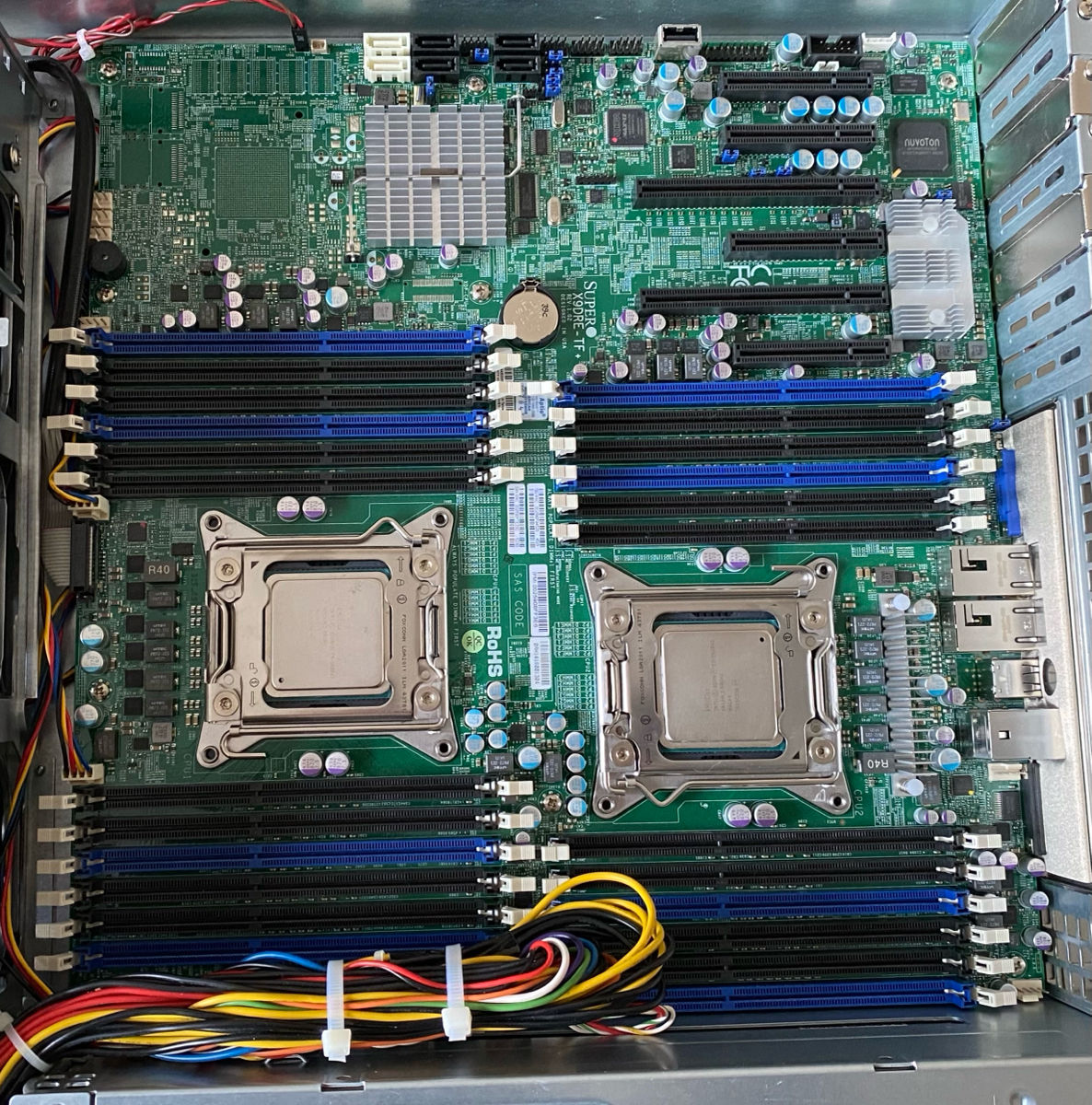 Supermicro X9DRE-TF+ foto 0