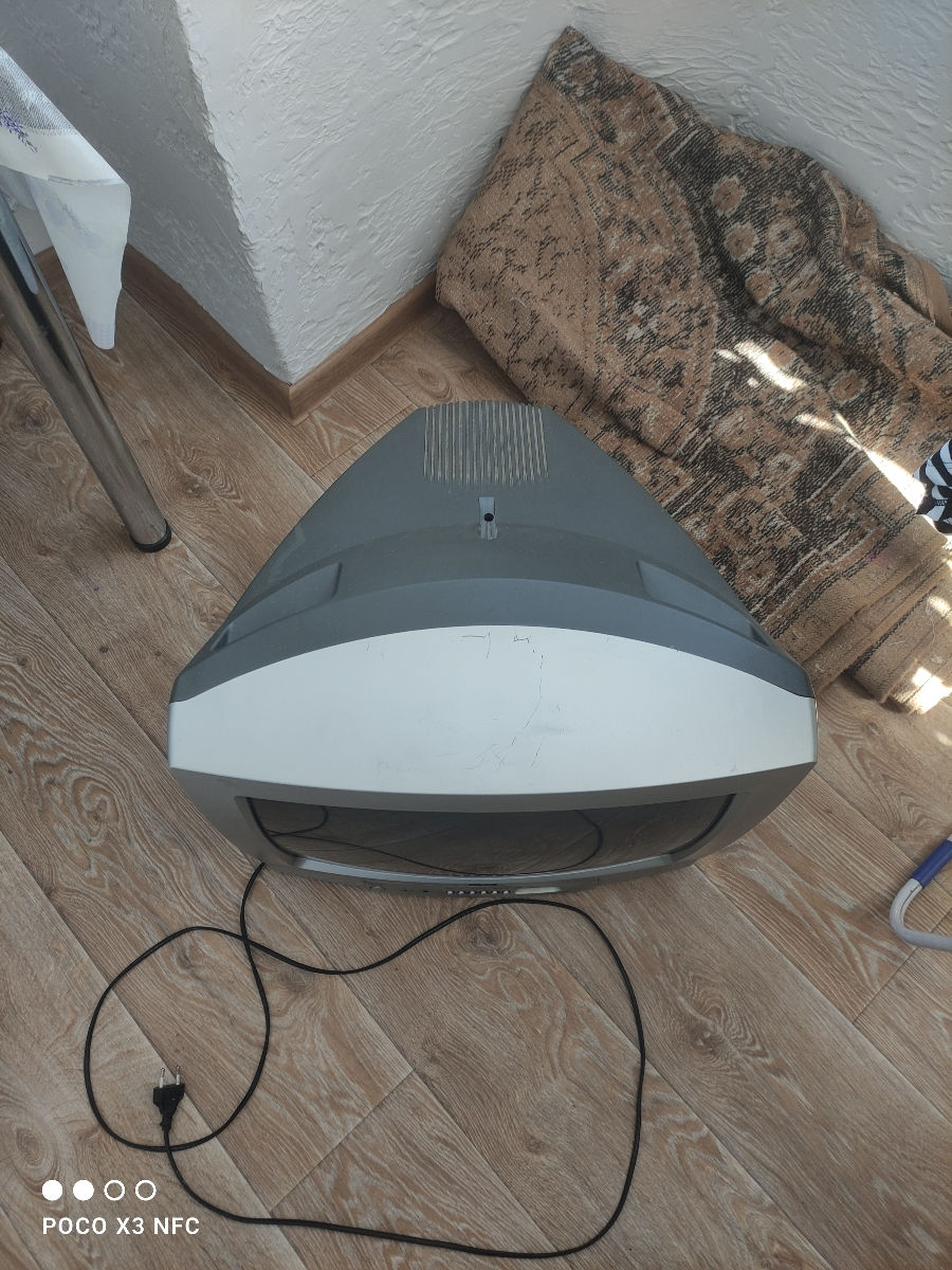 Vand televizor in stare buna cu telecomanda 200lei foto 1