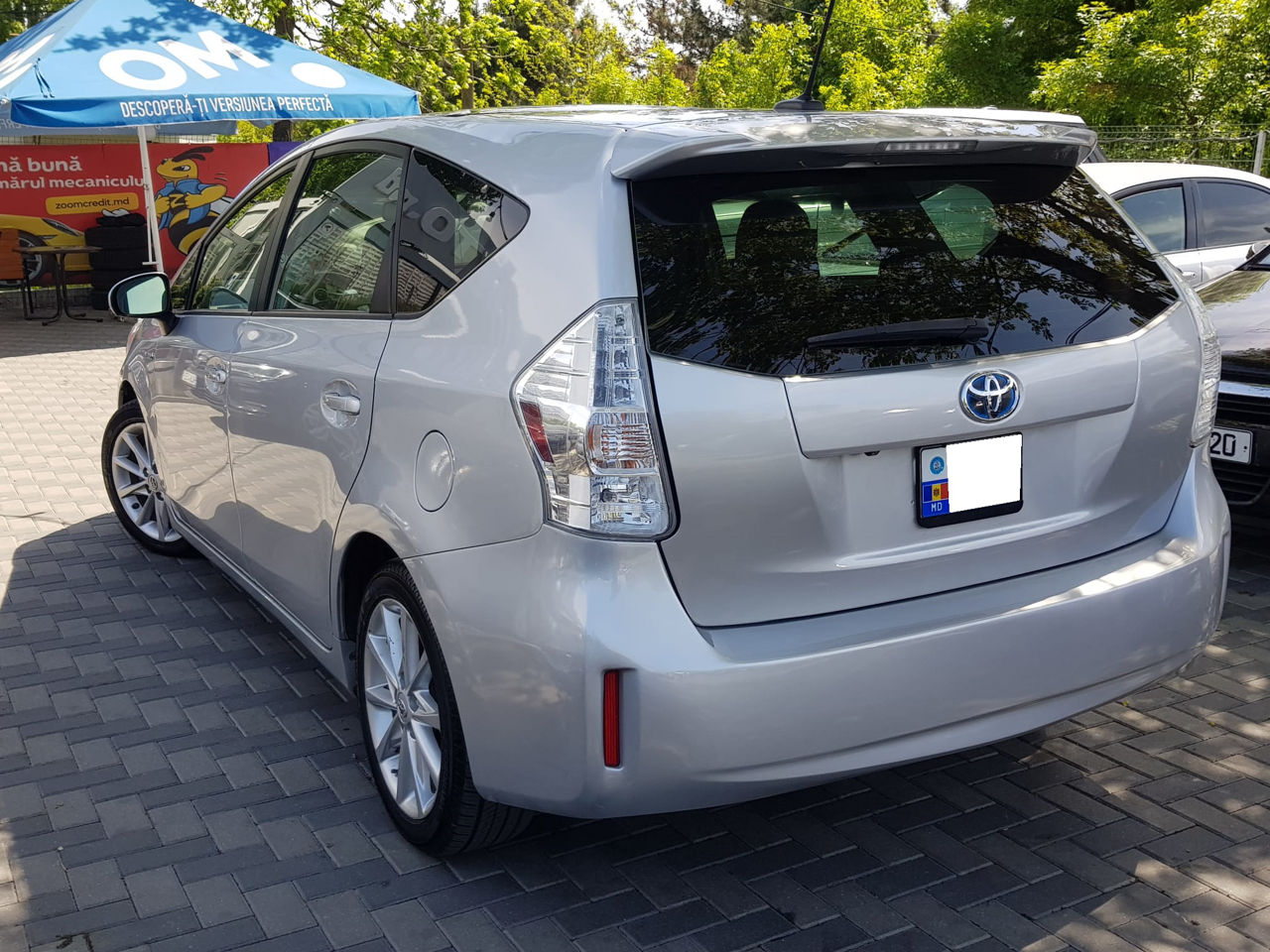 Toyota Prius v foto 4