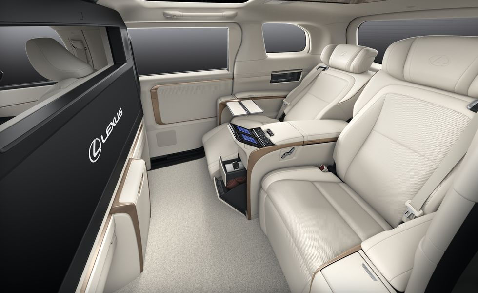 Lexus LM фото 7