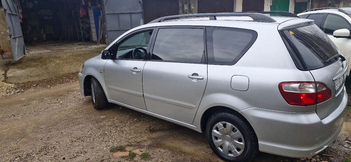 Toyota Avensis Verso фото 1