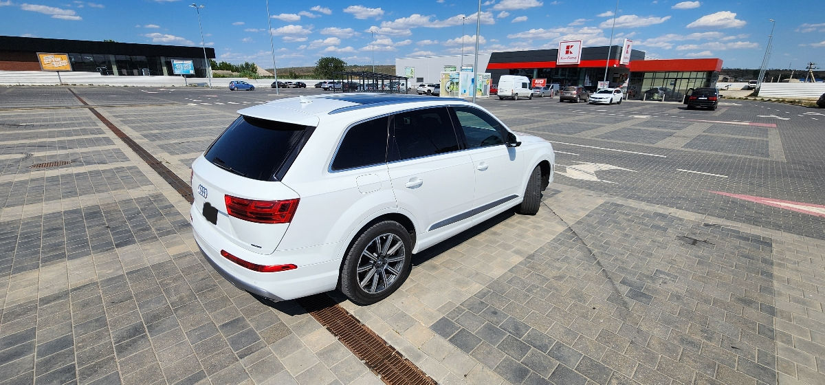 Audi Q7 фото 1