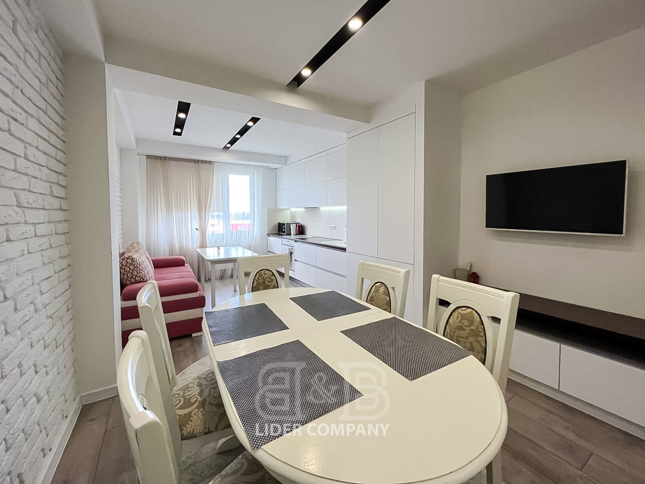 Apartament cu 2 camere, 82 m², Centru, Chișinău foto 2