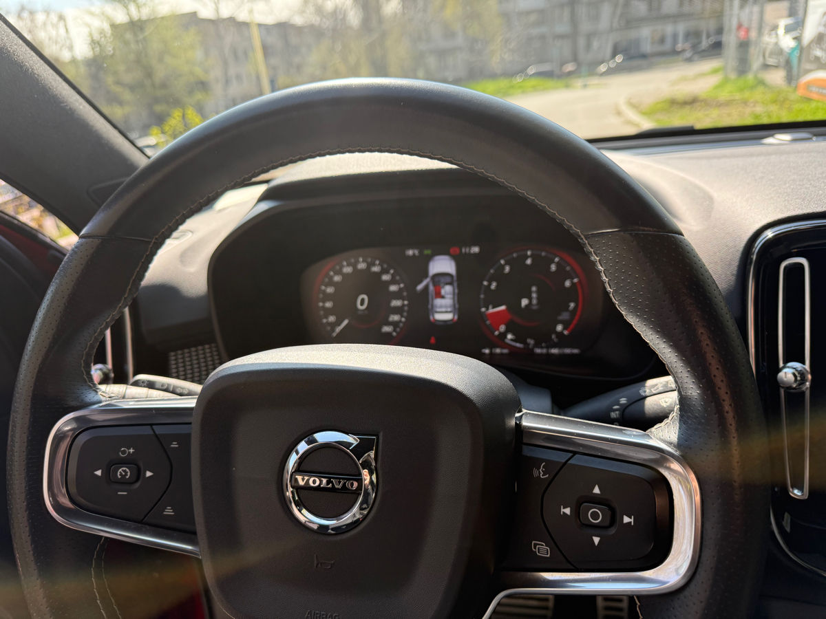 Volvo XC40 фото 3