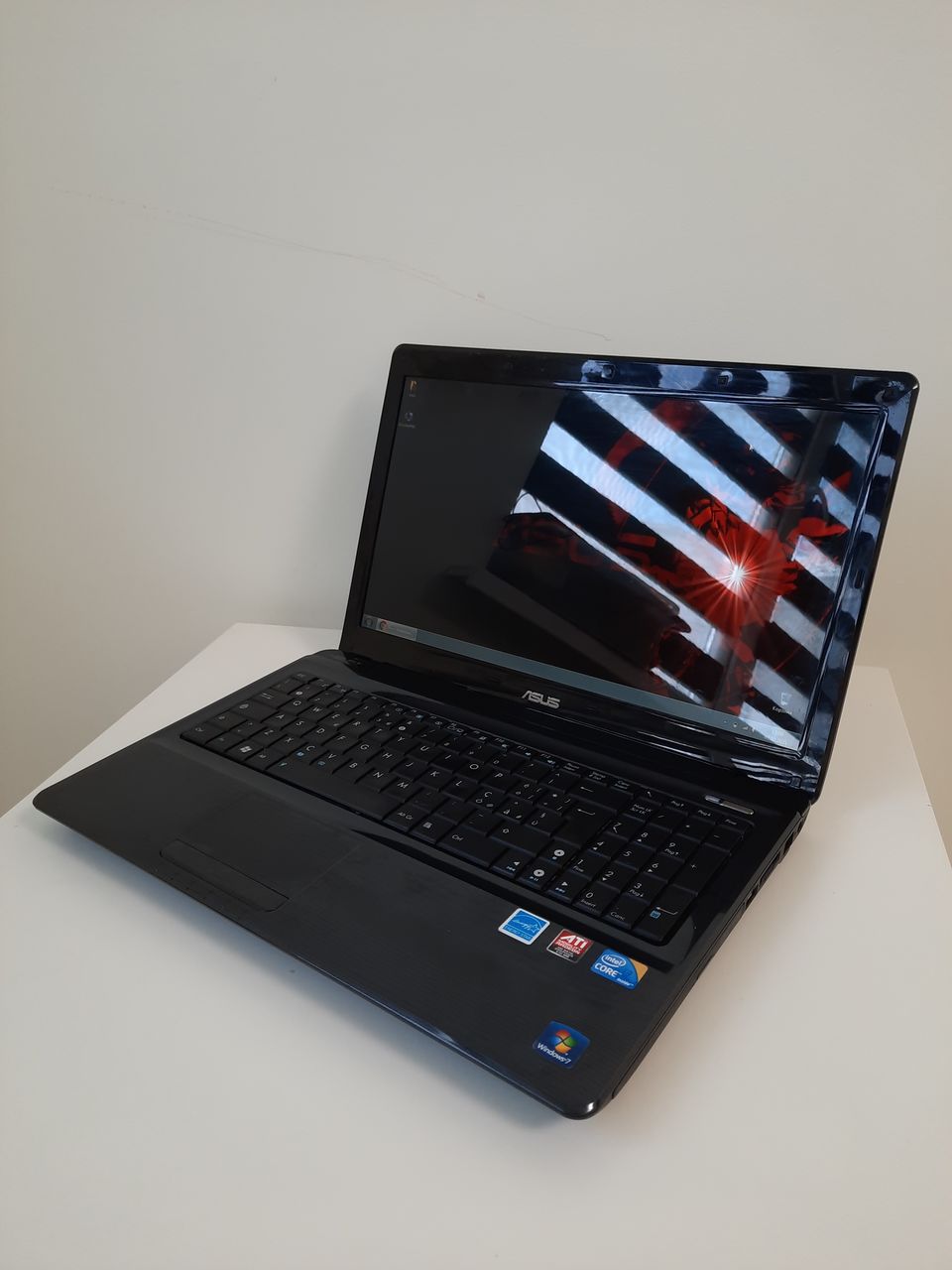 Asus 15.6 (intel core i3 - 4 ядра/ 8gb ram/ amd radeon hd 5470/ hdd 600gb)