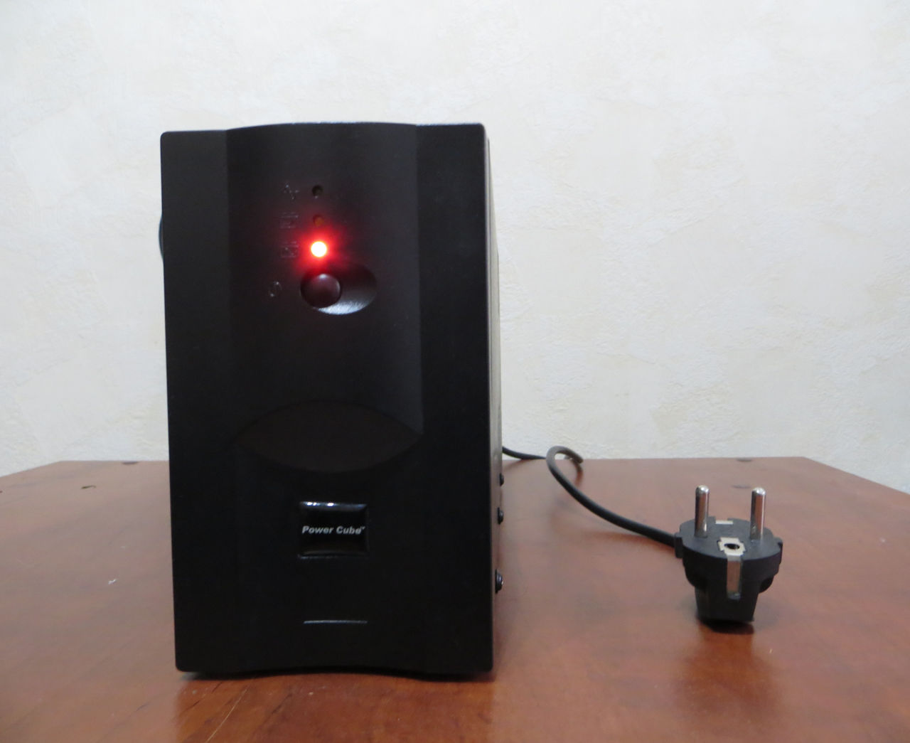 продам ИБП Gembird "UPS-PC-652A" (ступенчатая аппроксимация синусоиды)