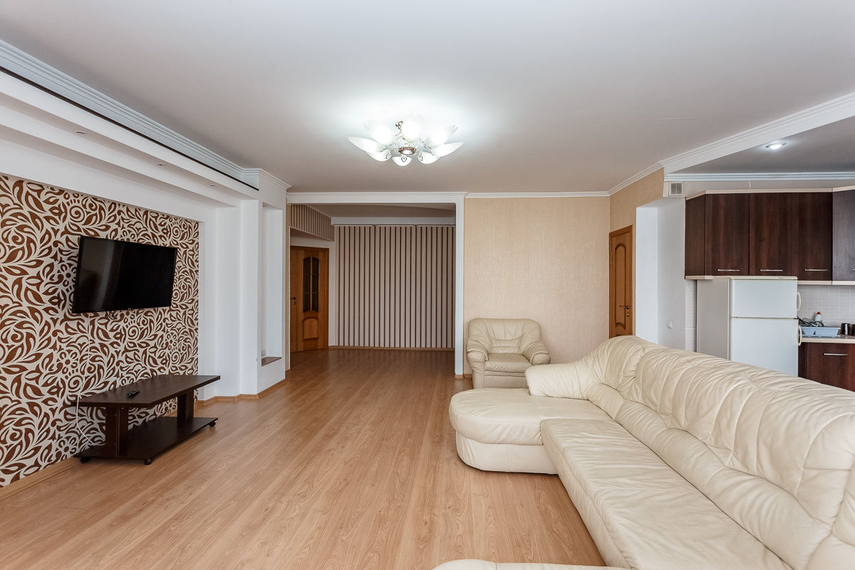 Apartament cu 4 camere, 132 m², Centru, Chișinău foto 3