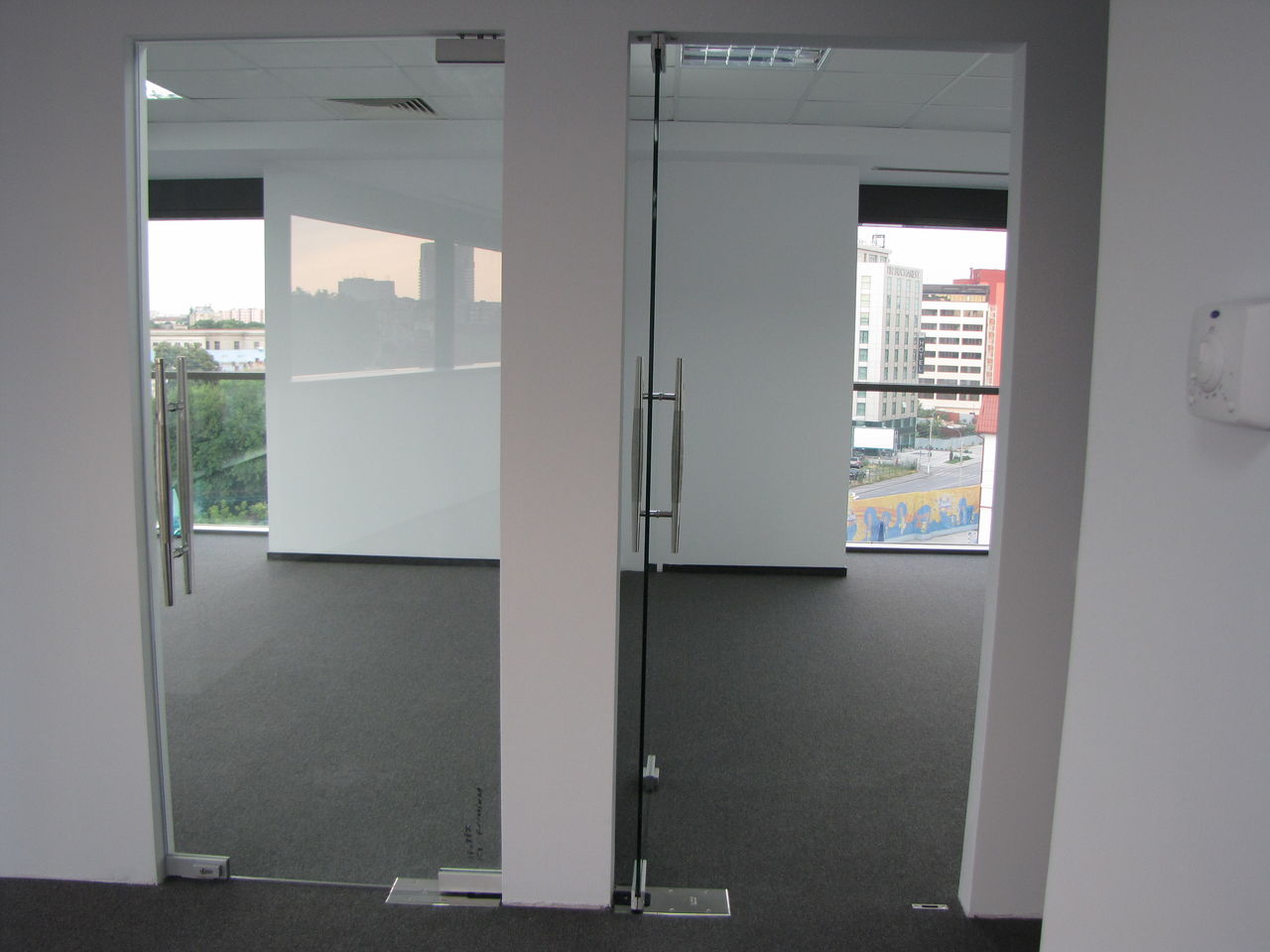 Входные стеклянные двери размеры