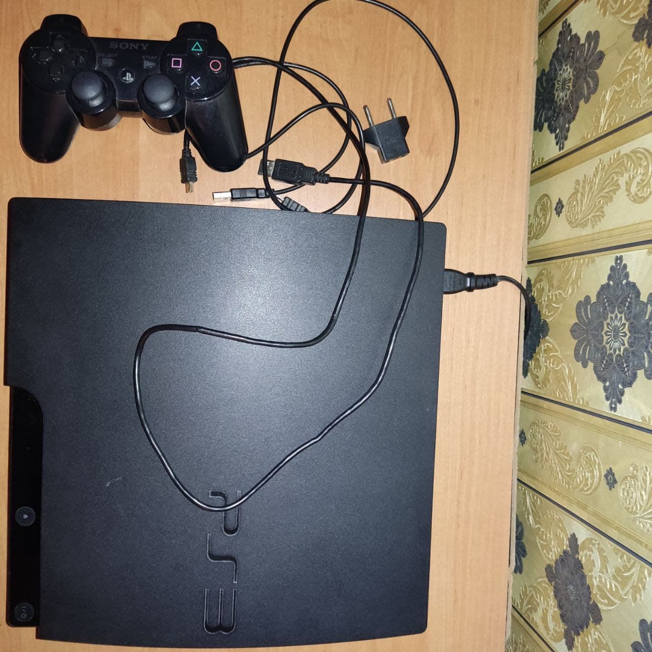 Продам ps3 slim, 320 гб, в в подарок игры; gta5, far cry 4, heavy rain и тд