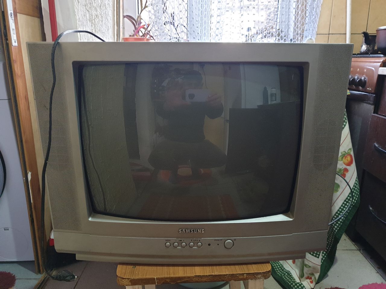 Продам телевизор рабочий 100 леи