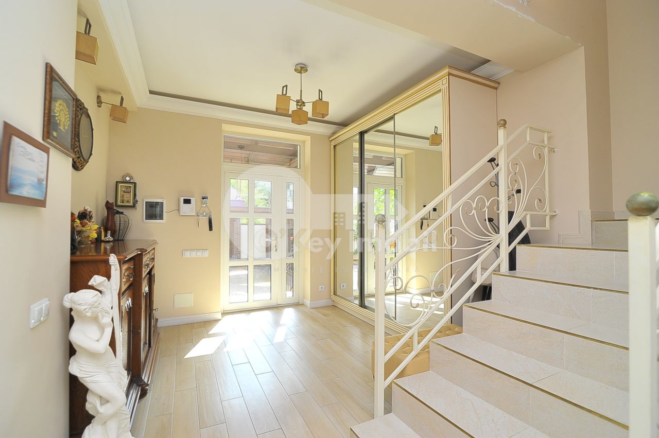 Casa cu 2 nivele, sect. Centru, 230 mp, 380000 € ! foto 8