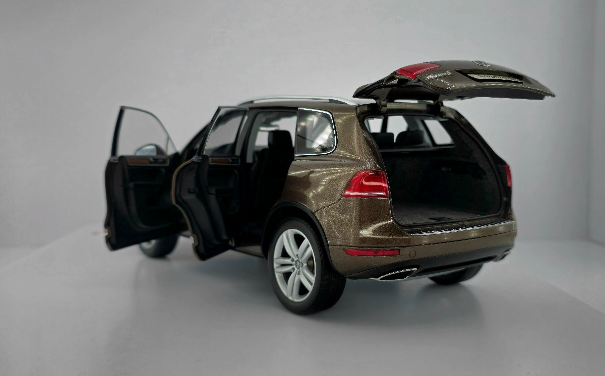 Volkswagen Touareg 1:18 foto 6