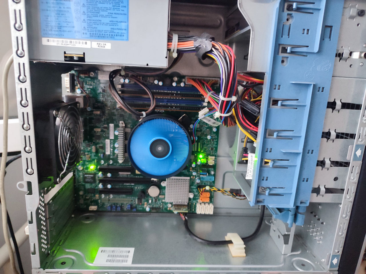 Server Supermicro/Intel Xeon nuclee GHz/RAM 32 GB/2 x SSD