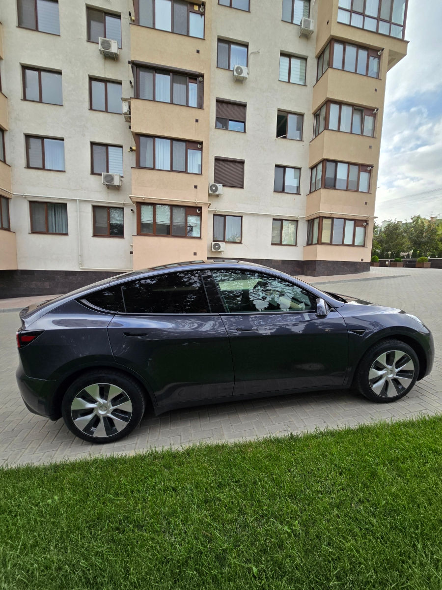 Tesla Model Y foto 3