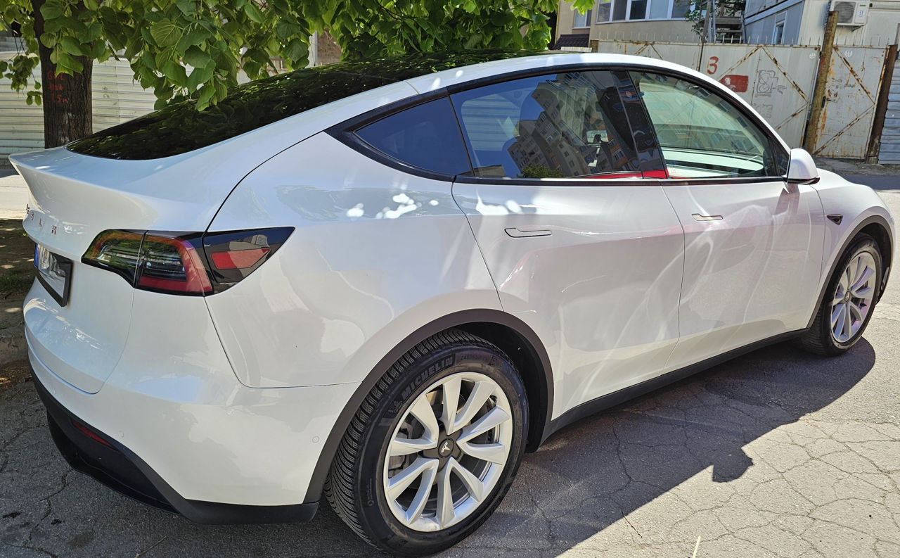 Tesla Model Y foto 2