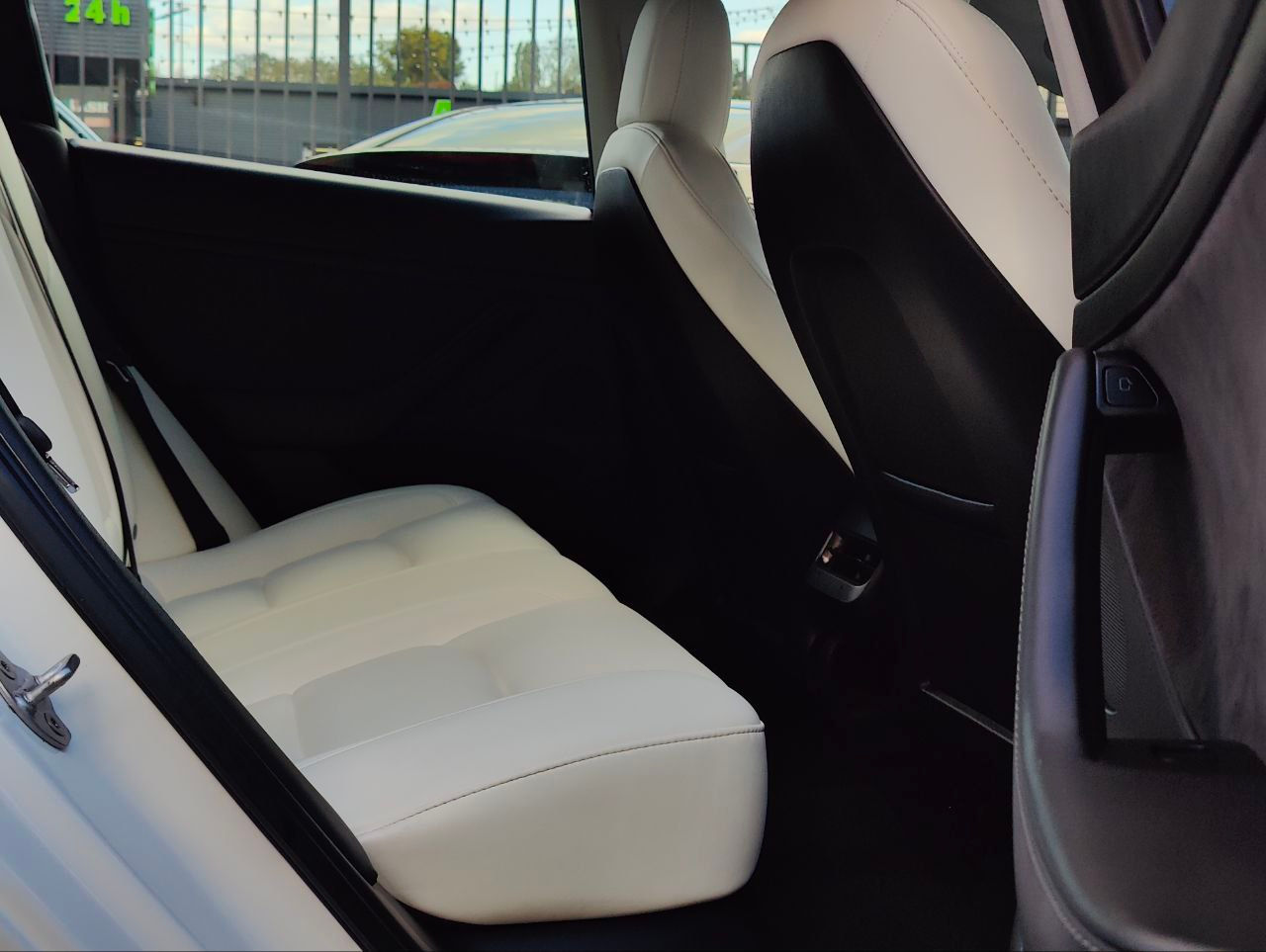 Tesla Model 3 фото 10