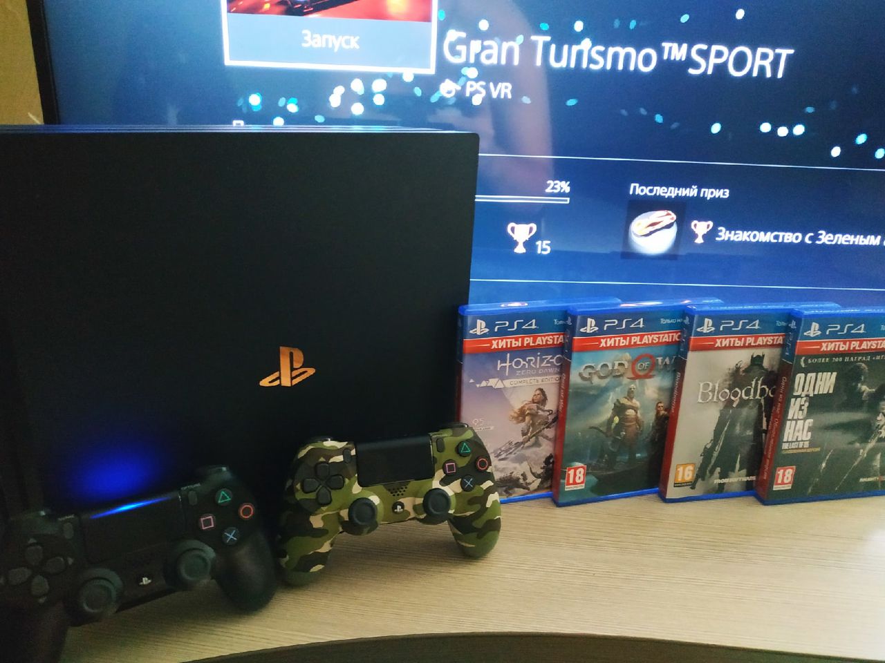 Продам PS4 Pro 1Tb + 2 геймпада + аккаунт