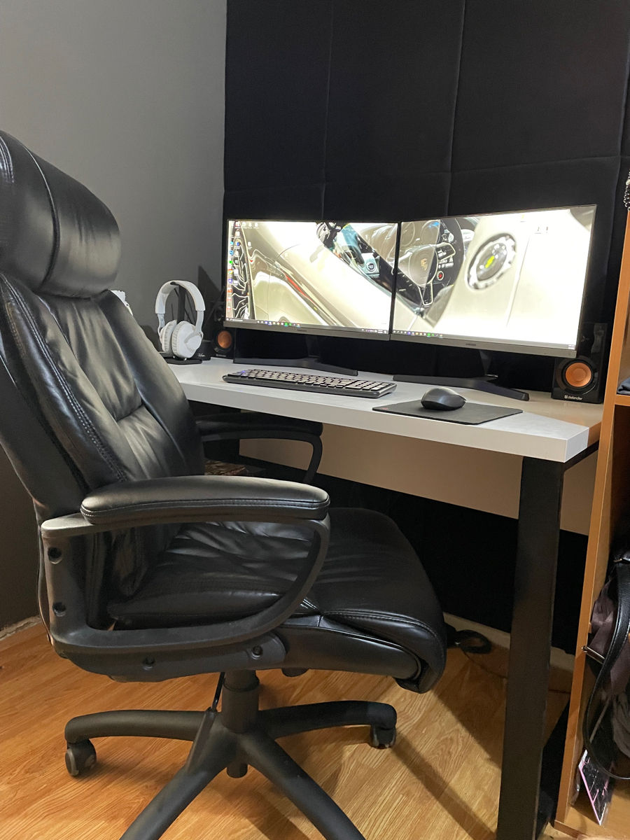 Set-up birou complet – scaun ergonomic, birou, monitoare duale și accesorii foto 1
