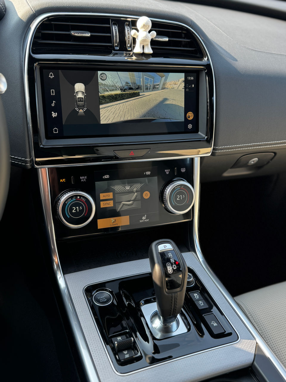 Jaguar XE фото 6