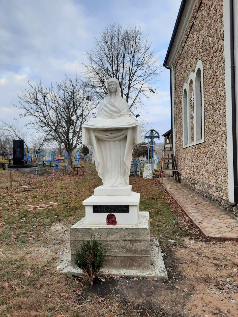 Răstigniri din piatră de Cosăuți foto 3
