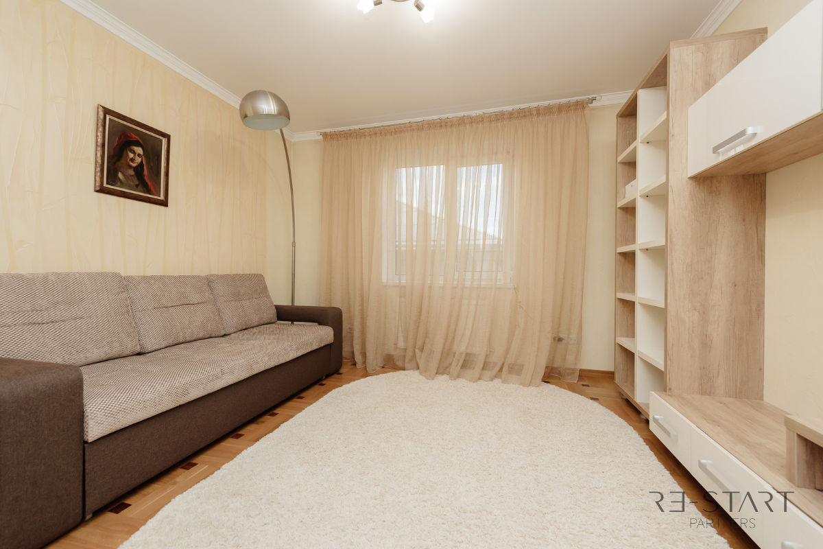 Spre vânzare: casă în stil clasic, cu design exclusiv și două intrări ...