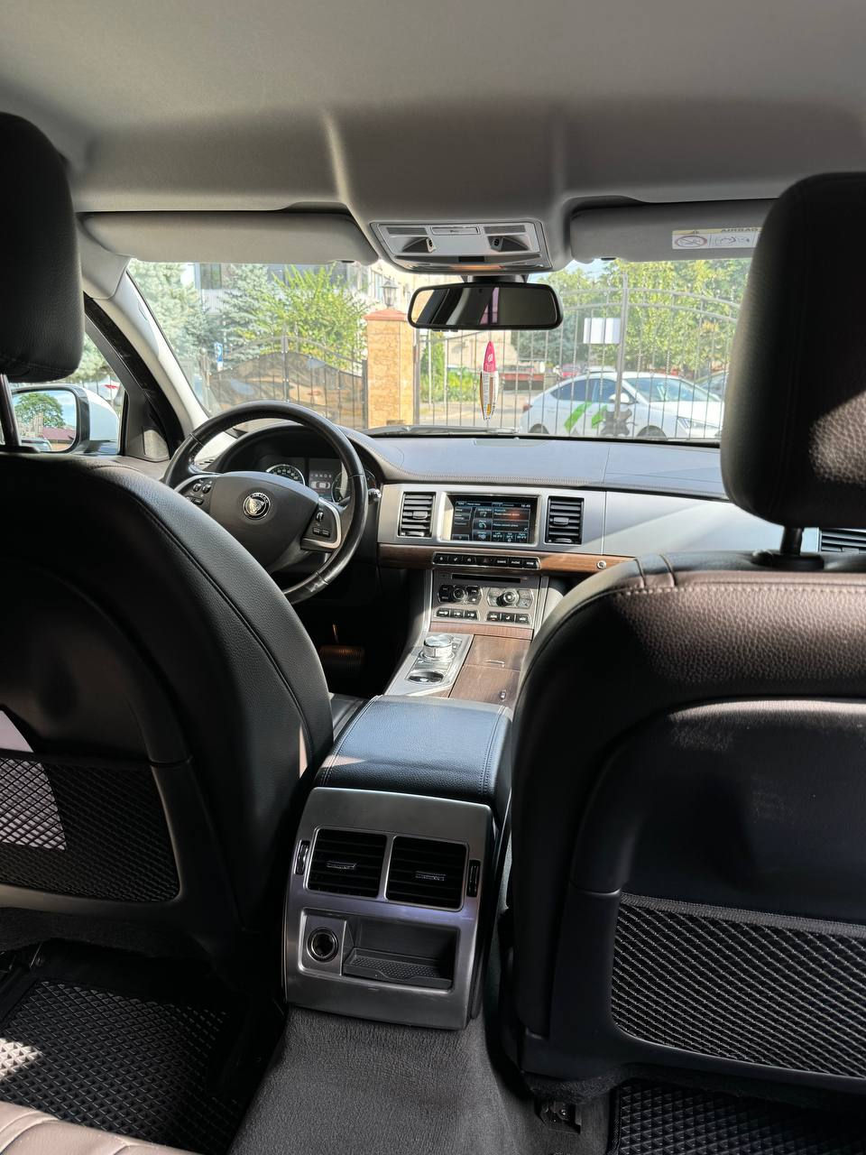 Jaguar XF фото 7