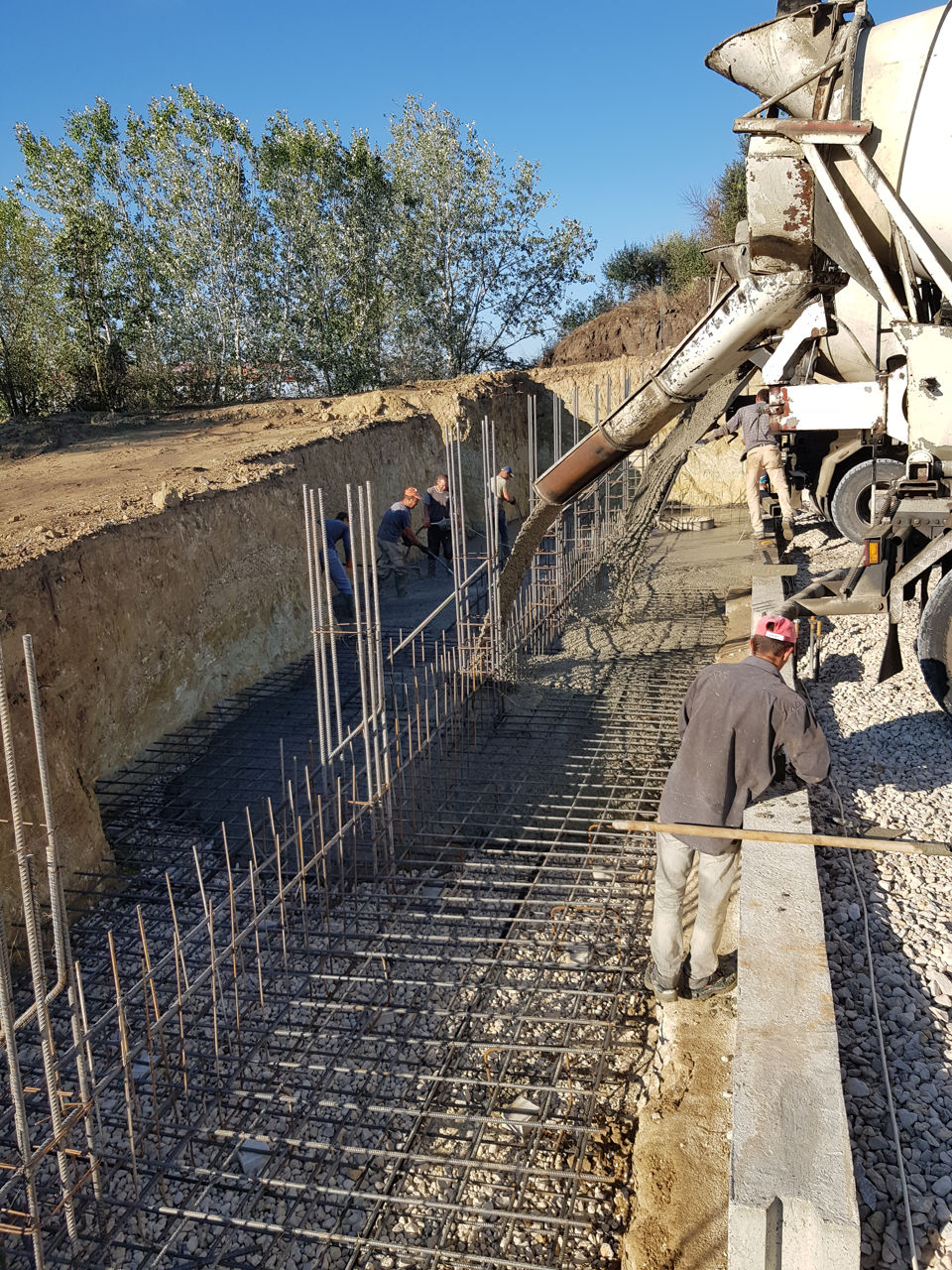 Construim,Betonari,fundatii,case  individuale, garduri,sape din beton trotuare  de pavaj! foto 6