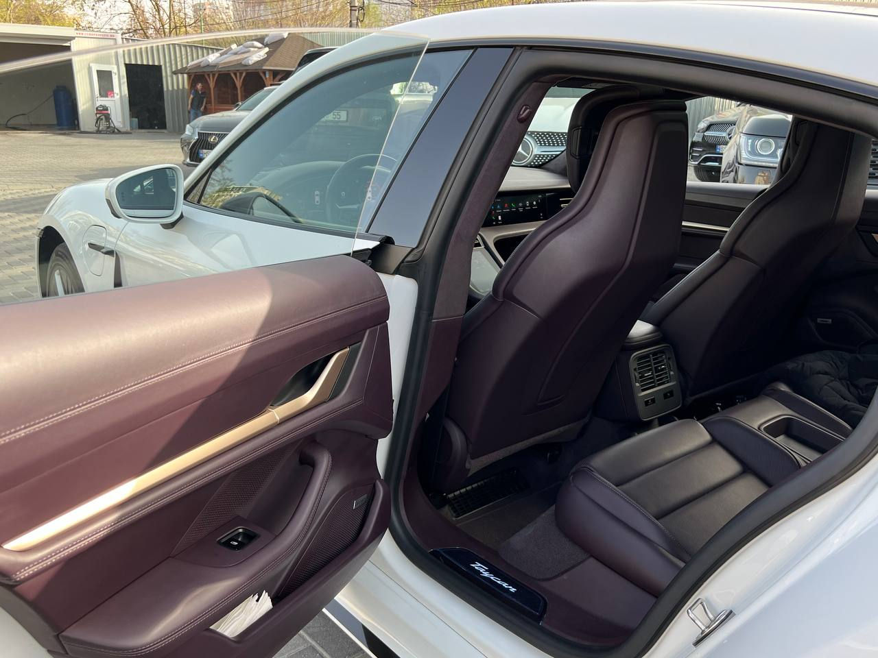 Porsche Taycan foto 17