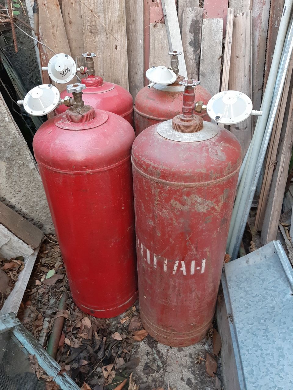 После проверки ,газовые баллоны в отличном состоянии.! С новыми ...