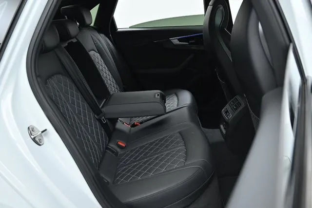 Audi S4 foto 11