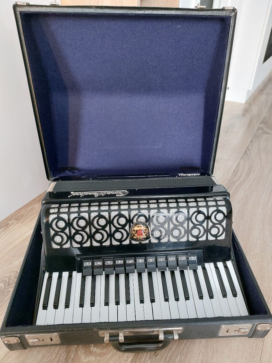 Acordeon Royal Standard -120 bași.Starea ideală. foto 2