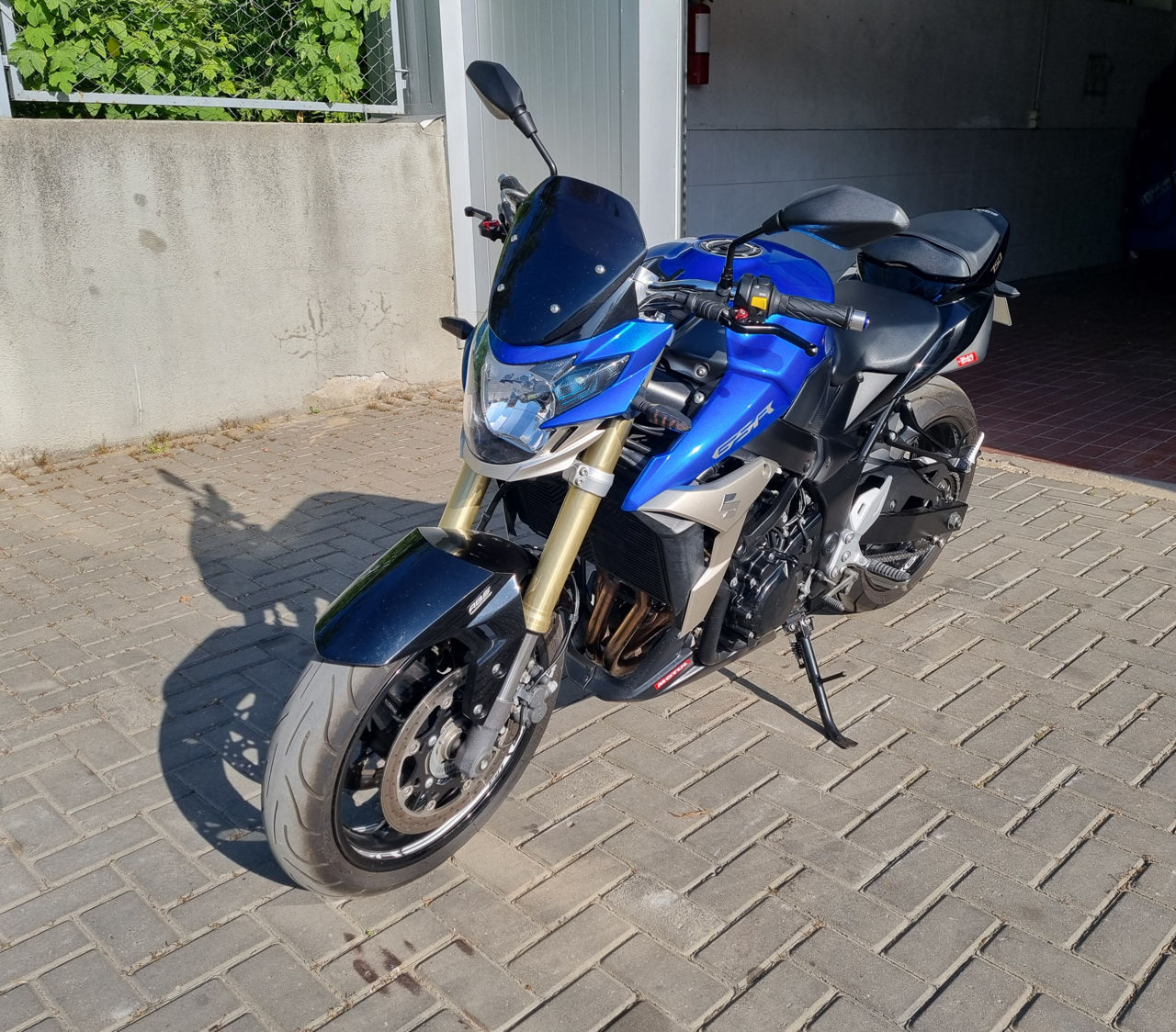 Suzuki GSR-750A foto 3