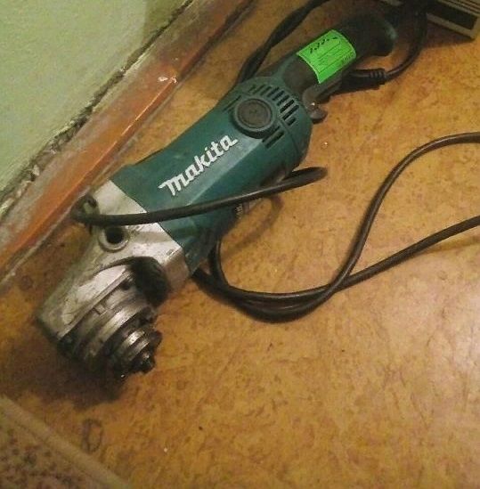 Большая болгарка 230 mm Makita GA9050 за 1.500 лей и шуруповерт за 900 лей