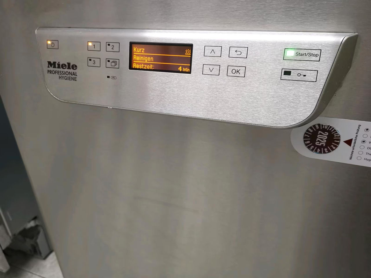 Профессиональная посудомоечная машина Miele фото 6
