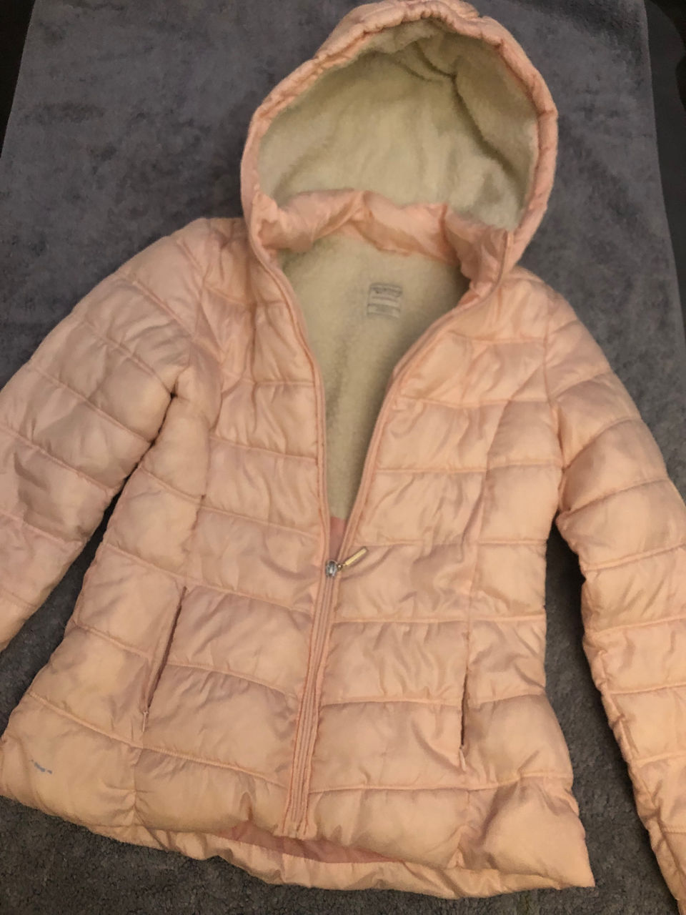 Курточки для девочек 11-13 лет по 350 лей, шубка- 450 лей (М)