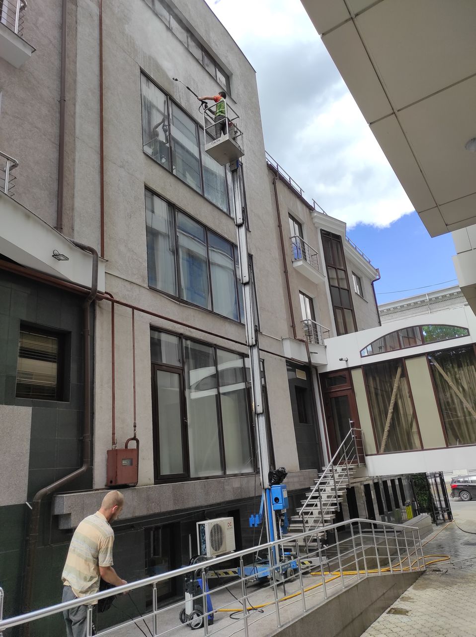 Spălam fatadele cladirilor, ferestre, litere in volum, la orice inaltime! foto 18