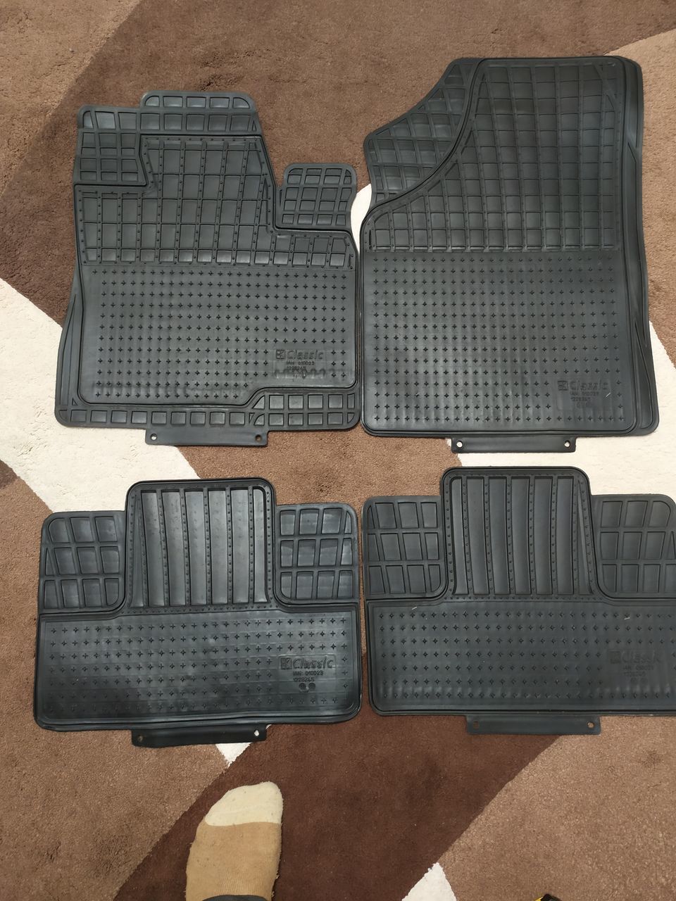 Продам недорого новые резиновые коврики