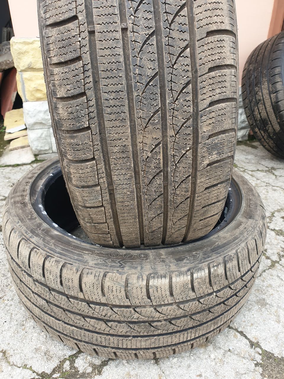 235/40 R18