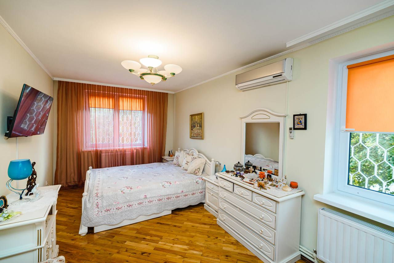 Apartament cu 2 camere, 90 m², Centru, Chișinău foto 0